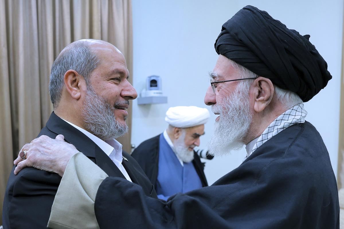 El dirigente de Hamás Jalil al Hayya saluda al líder supremo de Irán, Alí Jameneí, durante una reunión en Teherán el pasado febrero.