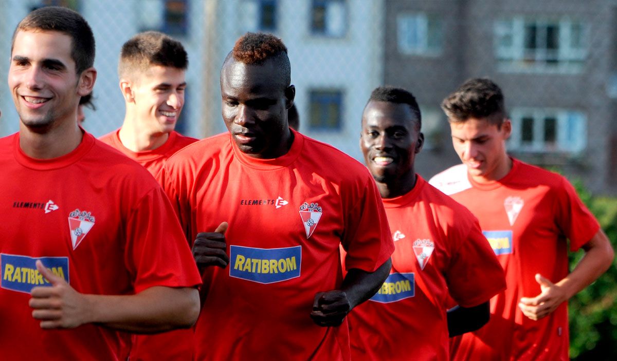 Oumar Sidibé, ayer entrenando con sus compañeros del Arosa