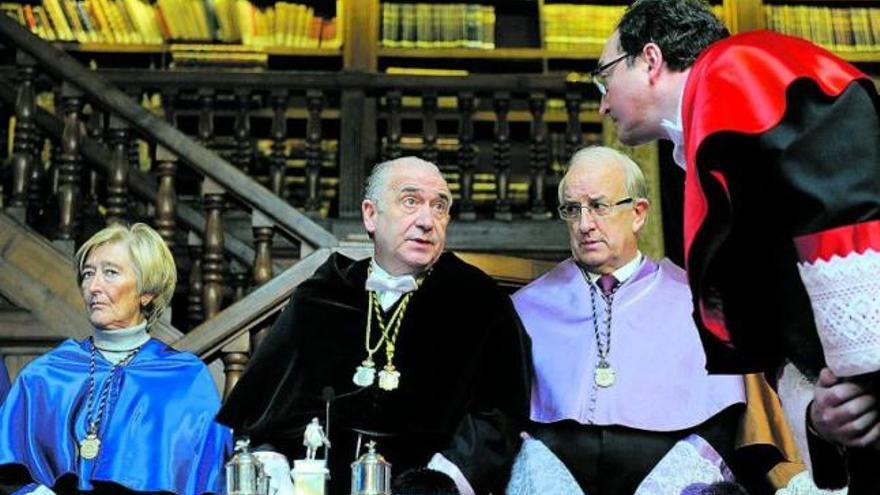 El secretario general, José Francisco Fernández, con muceta roja, habla con el rector, Vicente Gotor, durante el acto de Santa Catalina. A su lado, la nueva vicerrectora del Campus de Excelencia Internacional, Paz Suárez Rendueles, y el vicerrector de Profesorado, Julio Antonio González. / nacho orejas