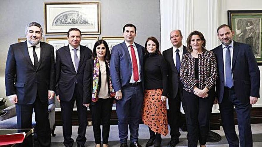Gonzalo Caballero, en el centro, con parte del Consejo de Ministros de Sánchez, ayer en Madrid.