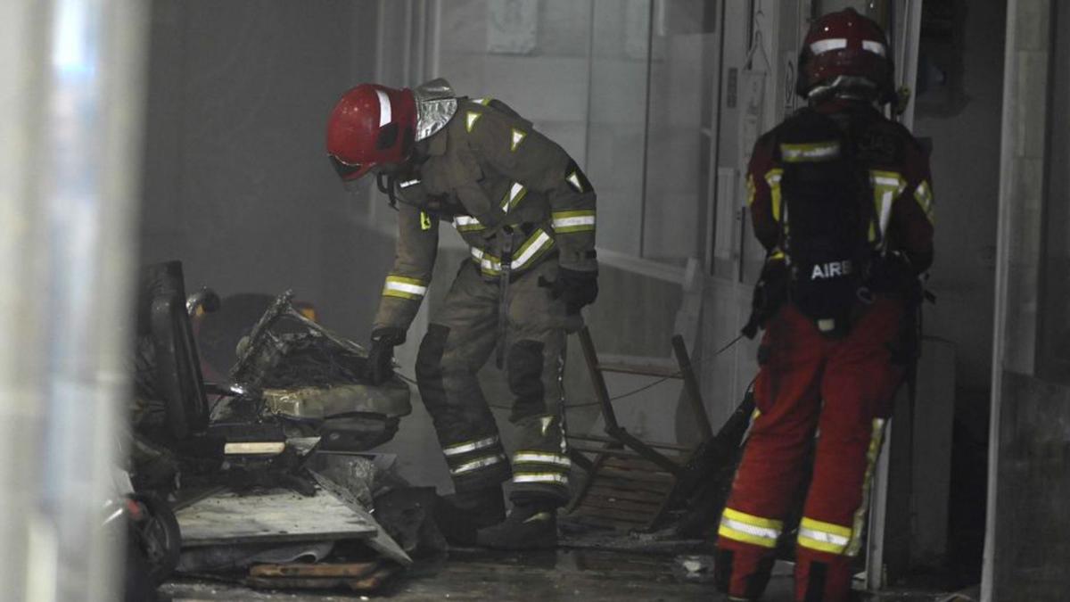 Los efectivos revisan los daños en el inmueble.