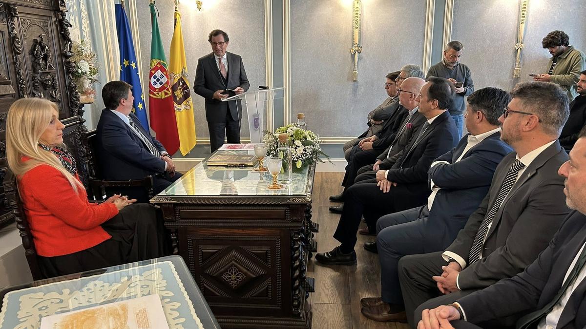 El ministro portugués preside el acto.