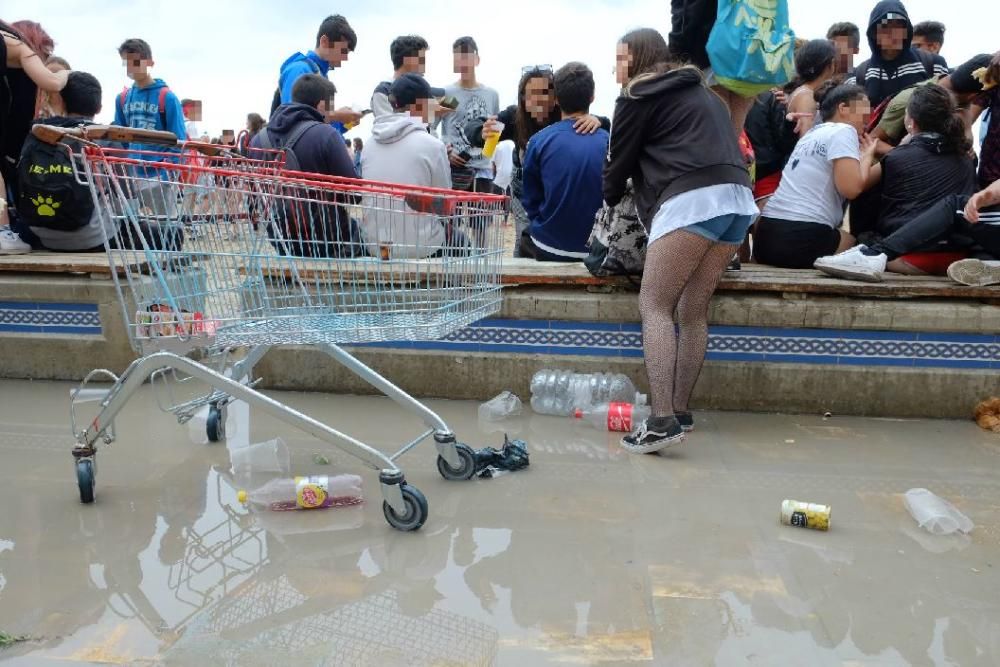 Miles de jóvenes celebran el botellón en la playa de San Juan