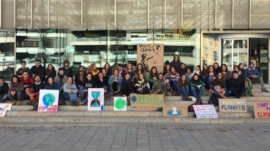 Una cinquantena d&#039;estudiants es van reivindicar ahir al migdia a davant la seu de la Generalitat a Girona.