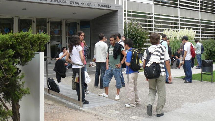 Alumnes a l&#039;exterior de les instal·lacions de l&#039;Escola Politècnica Superior d&#039;Enginyeria de Manresa (EPSEM-UPC)