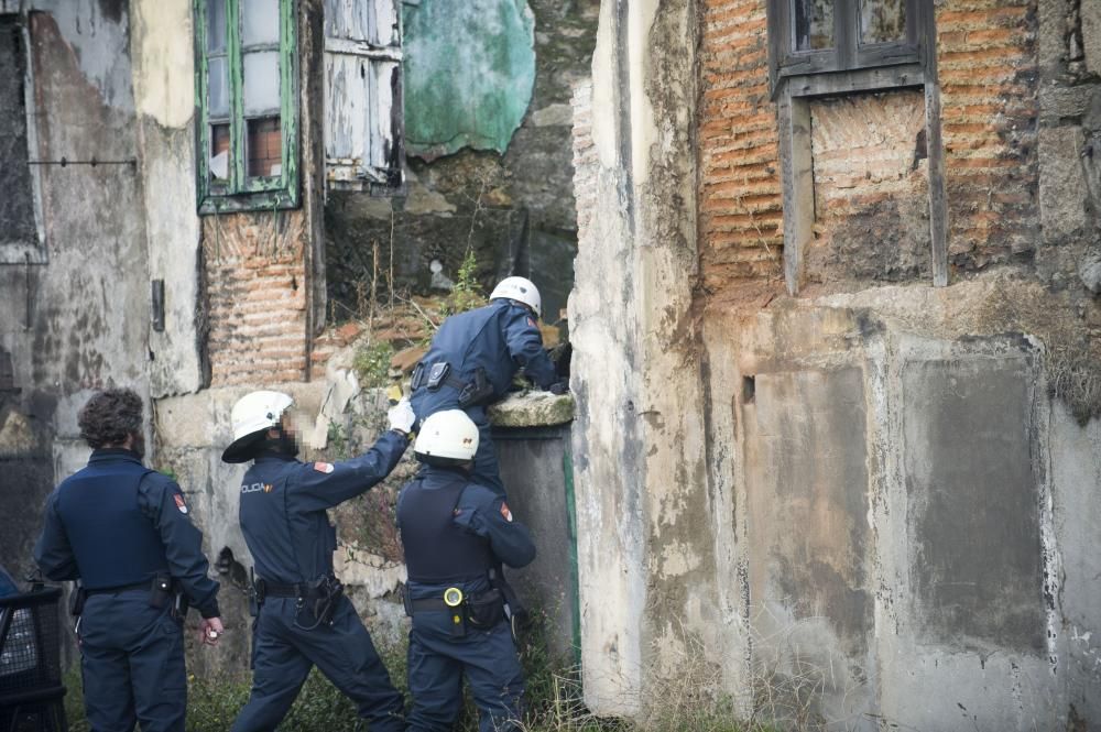 Varias unidades policiales realizaron un importante despliegue en las viviendas de San José, situadas entre los concellos de A Coruña y Arteixo, durante una investigación contra el tráfico de drogas.