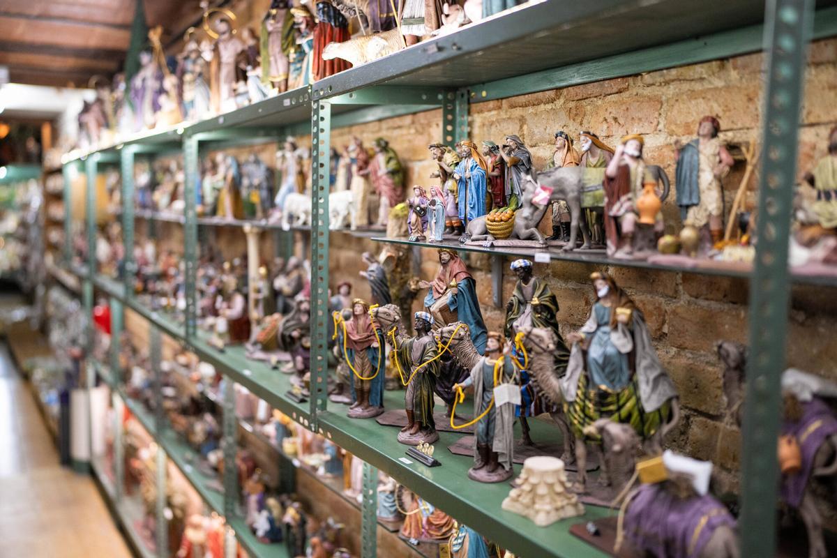 Figuras y piezas de belén expuestas en la tienda Pessebres Puig, negocio centenario de Barcelona