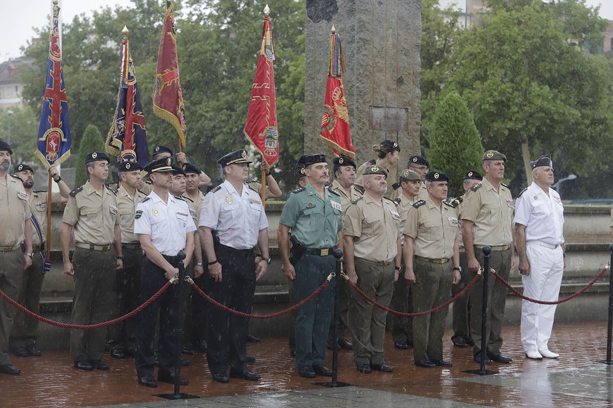 Izado de Bandera en la plaza de España de Córdoba