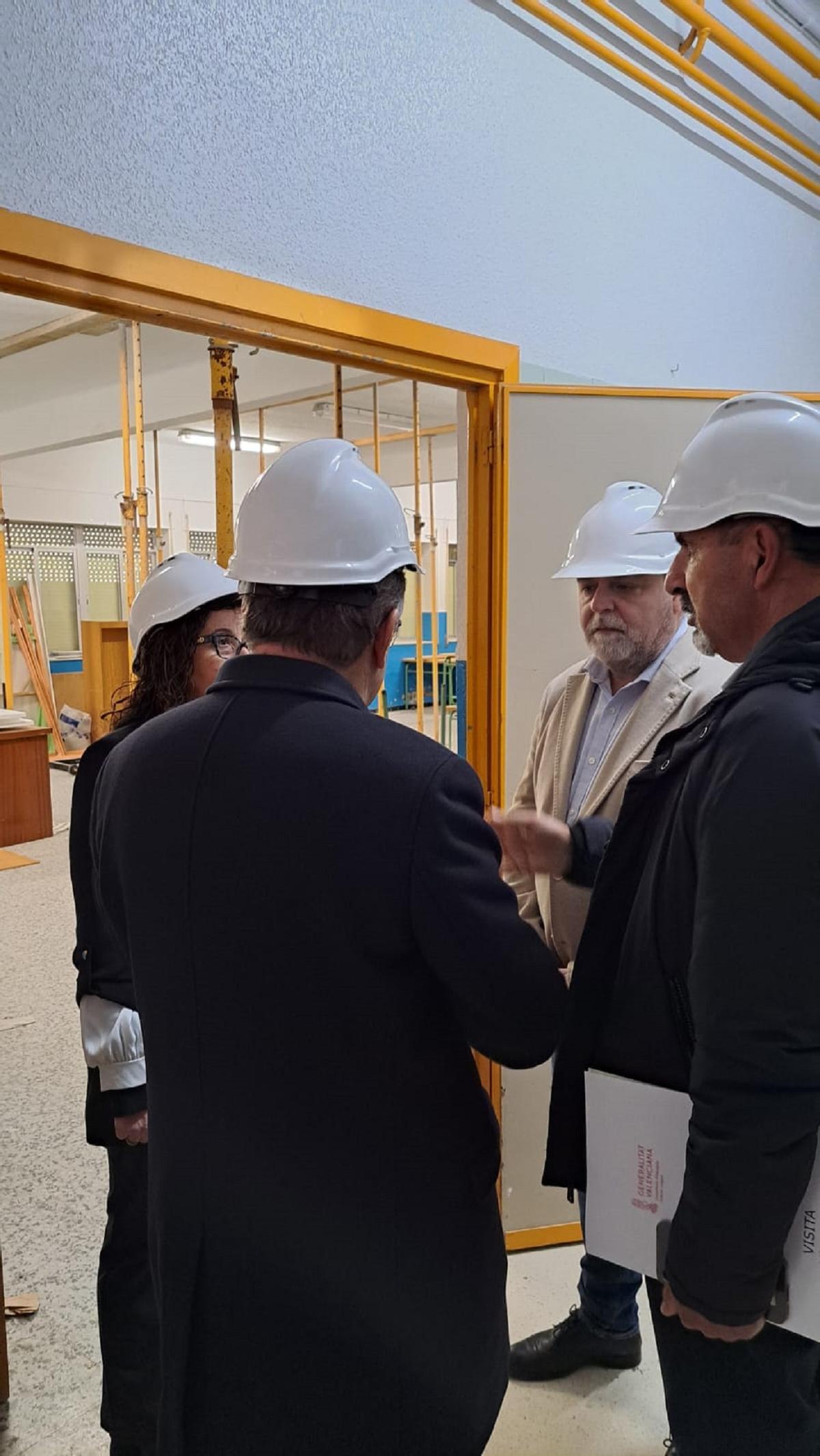 Visita del conseller y el alcalde hace unos días al colegio Príncipe, que permanece apuntadado y con los escolares en barracones