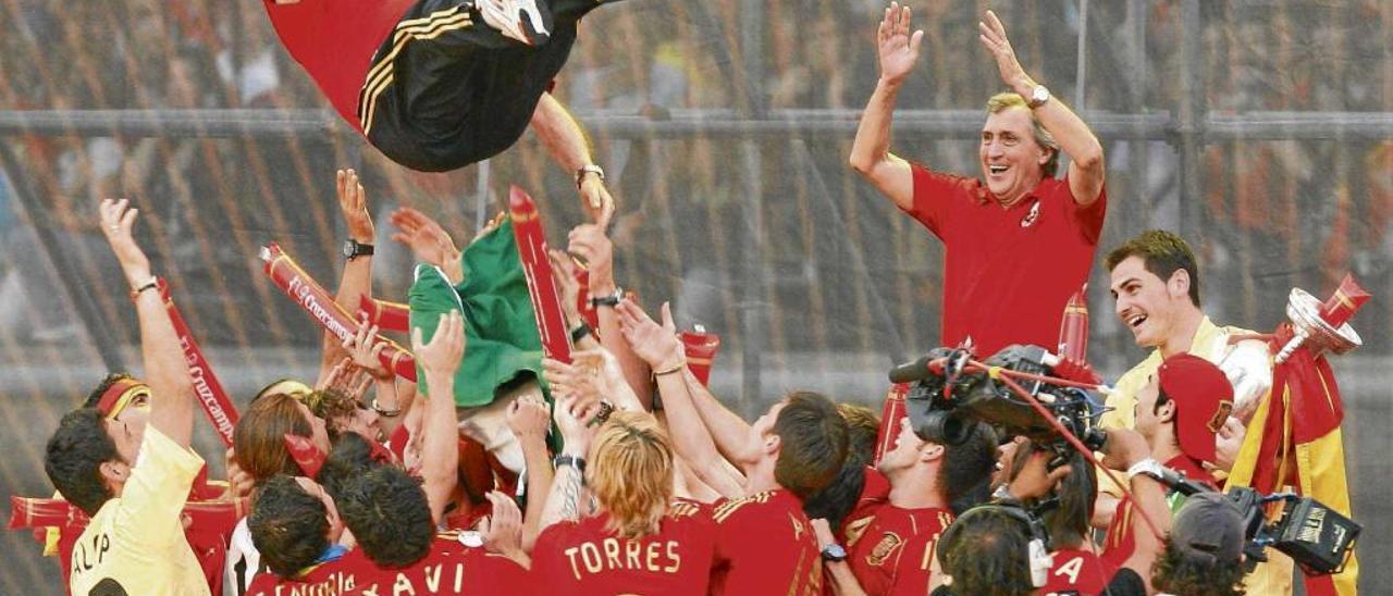 Luis Aragonés es manteado por sus jugadores tras la conquista de la Eurocopa 2008.