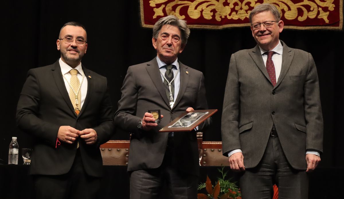 El presidente de Porcelanosa Grupo, Héctor Colonques, recogió la medalla de oro otorgada a la multinacional vila-realense.