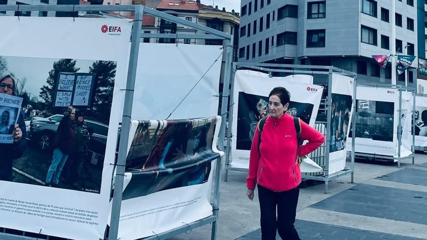 Daños por vandalismo en una exposición de fotos en la calle