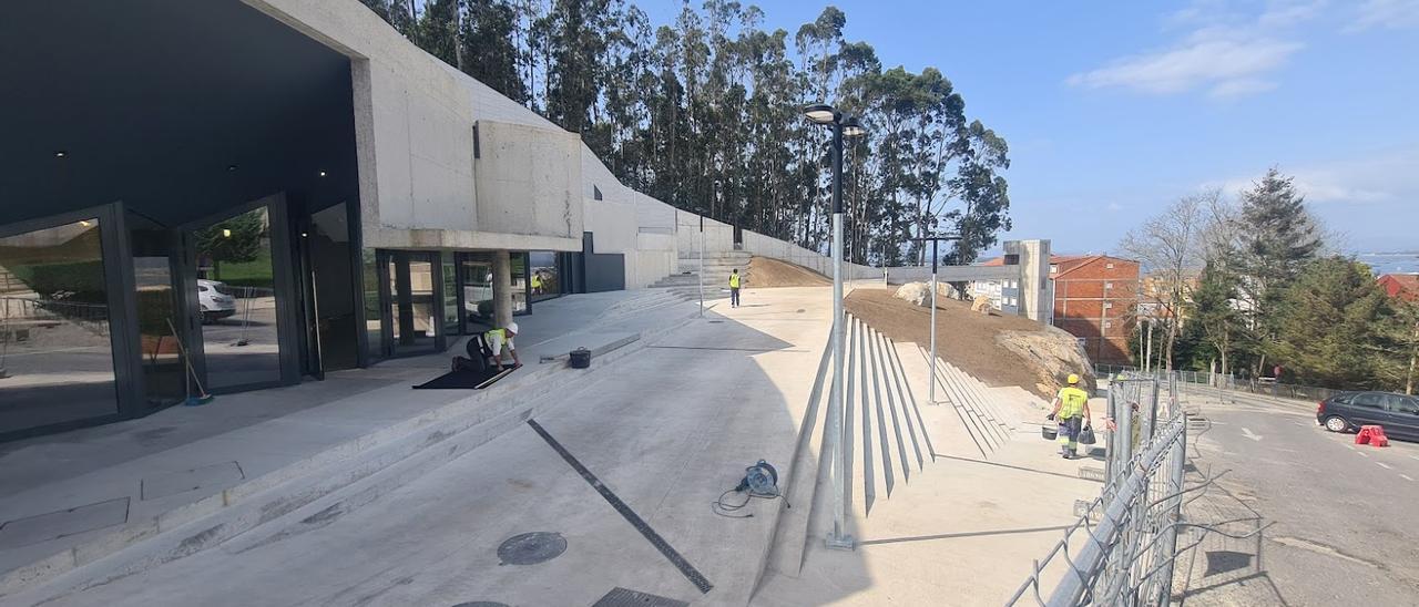 Los operarios apurando los plazos, ayer, para poder entregar el Auditorio a tiempo.