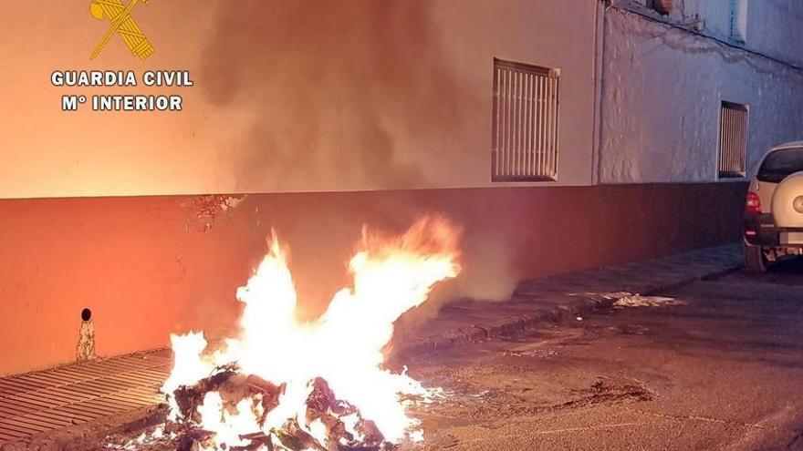 Un vecino de Santa Amalia vuelve a quemar contenedores