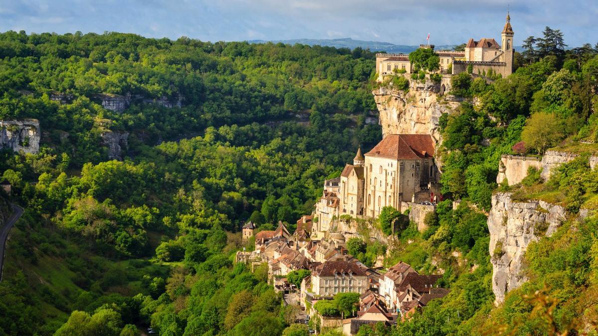 Un curioso pueblo de Francia que está clavado, literalmente, en la roca.