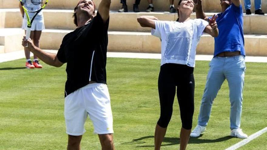 Carlos Moyá, Ana Ivanovic y Toni Nadal realizan ayer un saque.