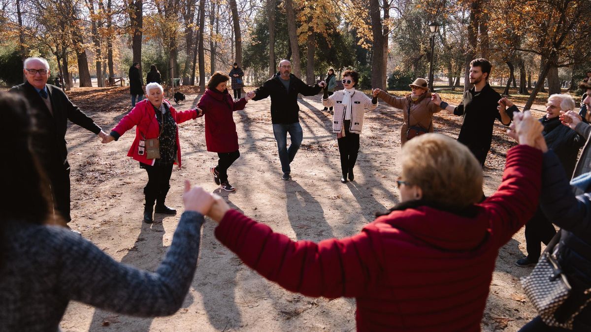 Un grupo de espontáneos bailan sardanas en el Parque de El Retiro, en Madrid.