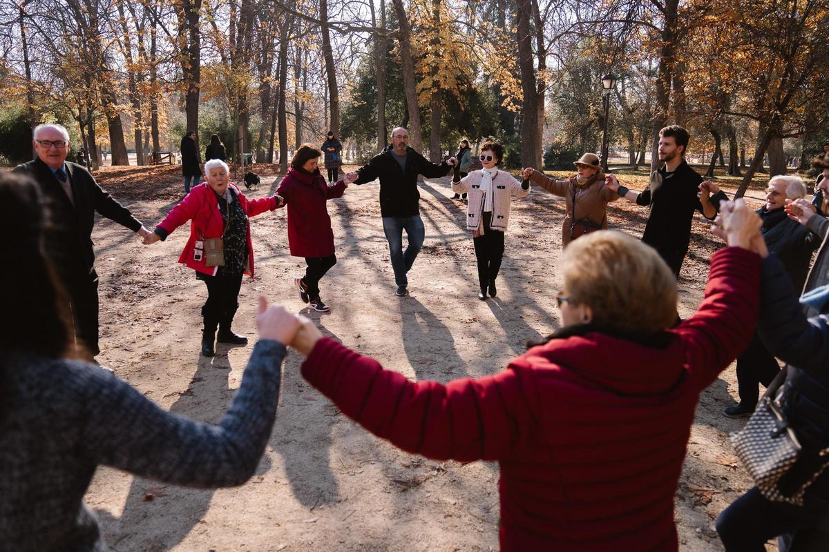 Un grupo de espontáneos bailan sardanas en el Parque de El Retiro, en Madrid.