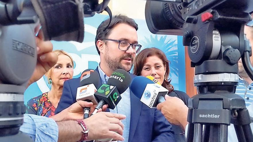 PSOE y PP inician el diálogo pero sin hablar de la censura a Clavijo