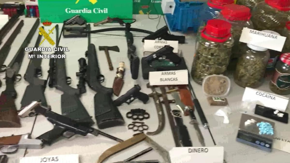 Otra imagen de las armas y la droga incautadas.