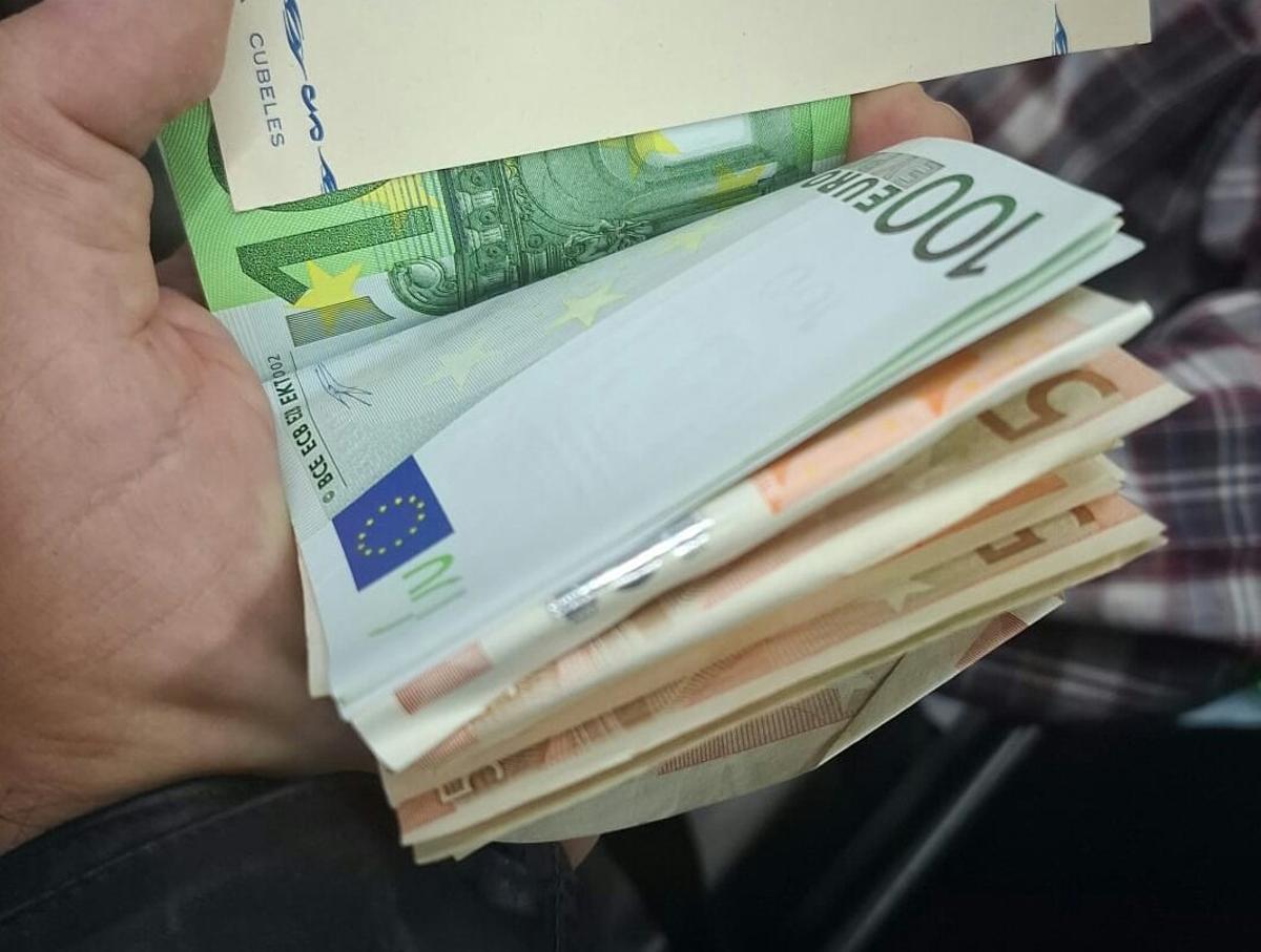 Dinero del señor localizado por los agentes.