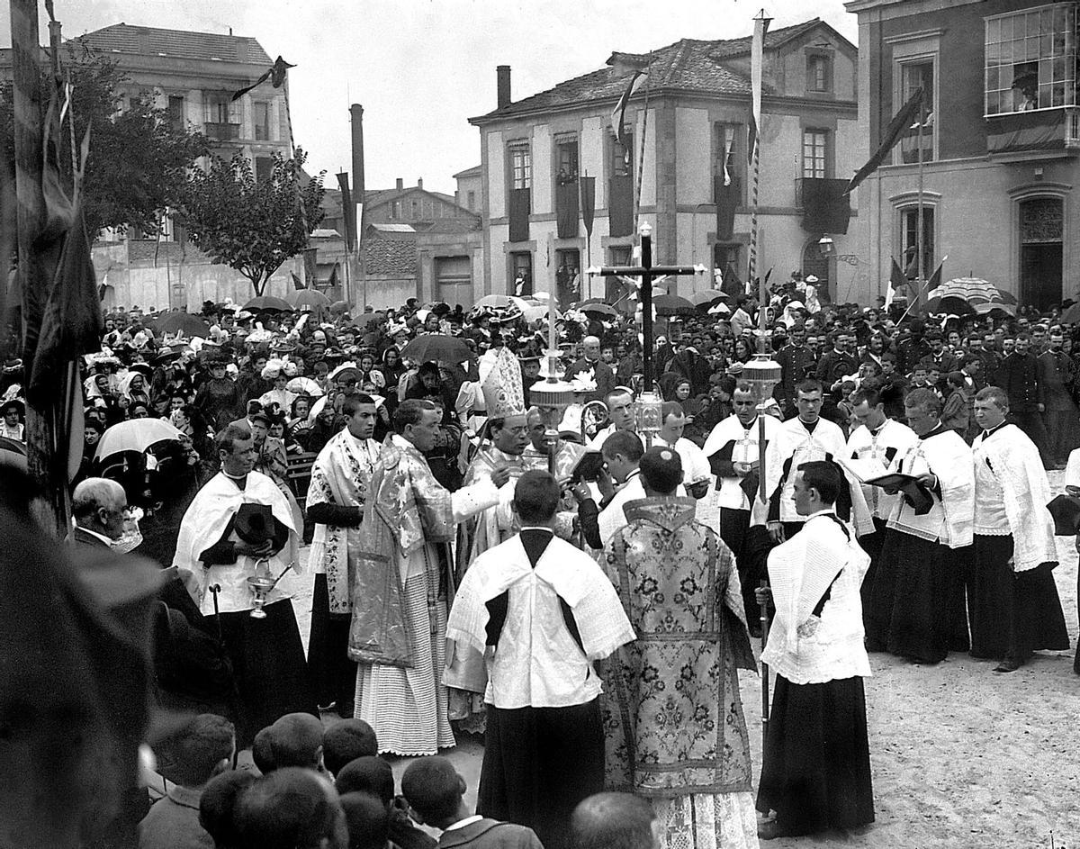 El obispo de Oviedo, Ramón Martínez Vigil, en el acto de bendición de la primera piedra de la iglesia de San Lorenzo. Fue el 23 de agosto de 1896, hace 130 años. La casa tras la cruz estaba en Covadonga esquina con los pares de Cabrales