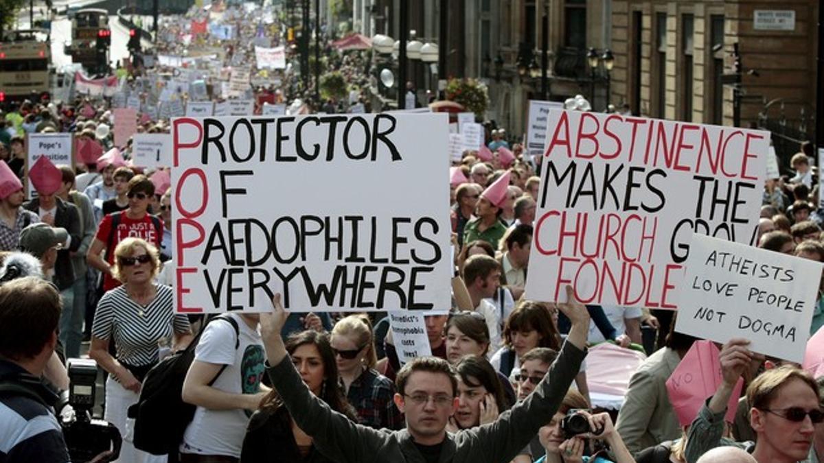 MILES DE PERSONAS PROTESTAN EN LONDRES CONTRA LA VISITA DEL PAPA