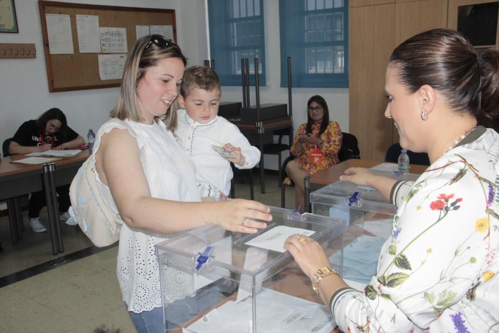 Los electores depositan sus papeletas en los colegios electorales de la comarca para elegir a sus representantes municipales y europeos.