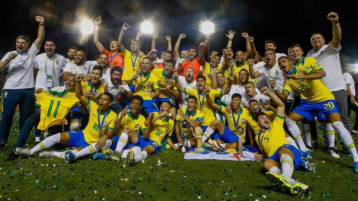 Los jugadores de Brasil celebran con sus medallas después de ganar la final de la Copa Mundial Sub-17 de la FIFA Brasil 2019 contra México en el estadio Bezerrao en gama, Brasilia, Brasil.