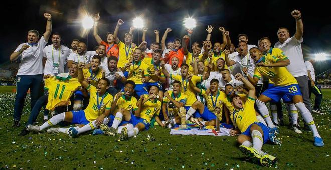 Los jugadores de Brasil celebran con sus medallas después de ganar la final de la Copa Mundial Sub-17 de la FIFA Brasil 2019 contra México en el estadio Bezerrao en gama, Brasilia, Brasil.