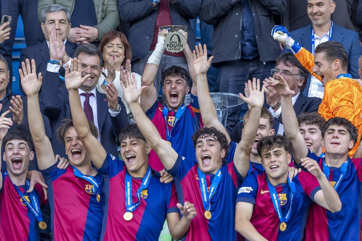 Hugo Alba eleva como capitán del Barça el trofeo de la Youth League