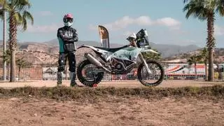 El primer Dakar sostenible y solidario en moto ya está en marcha