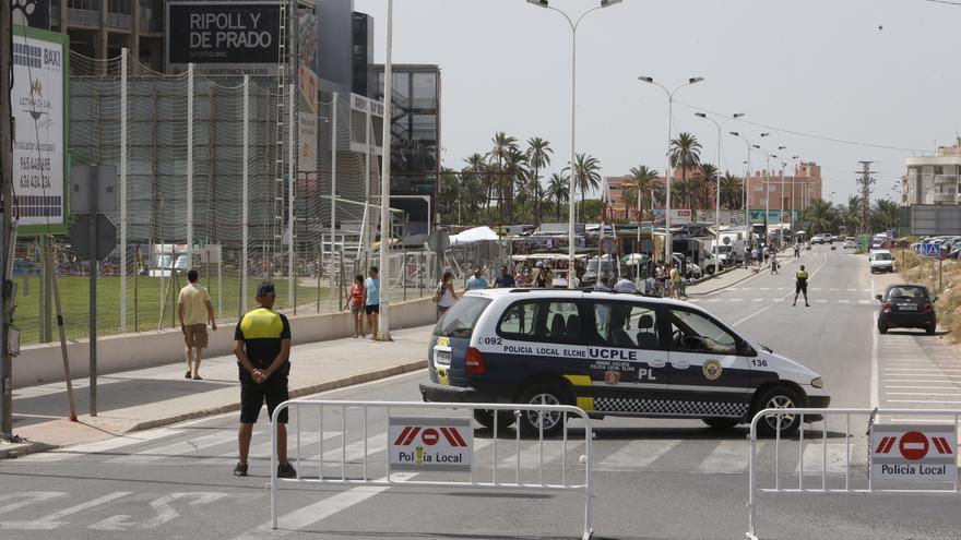 La Policía Local de Elche incauta cinco puestos no autorizados en el mercadillo de la Plaza de Barcelona