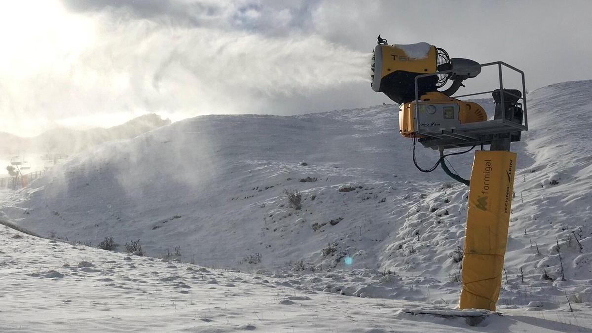 Producción de nieve con un cañón en Formigal.