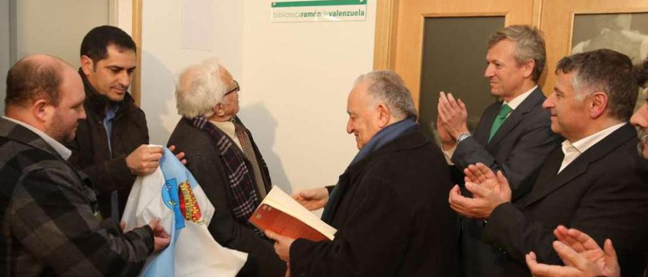 Escritores y políticos descubren la placa de la biblioteca, rebautizada como Ramón de Valenzuela.