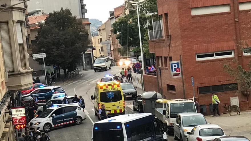 Mossos d&#039;Esquadra ahir a la tarda a la plaça Catalunya de Manresa, on van tenir lloc els fets