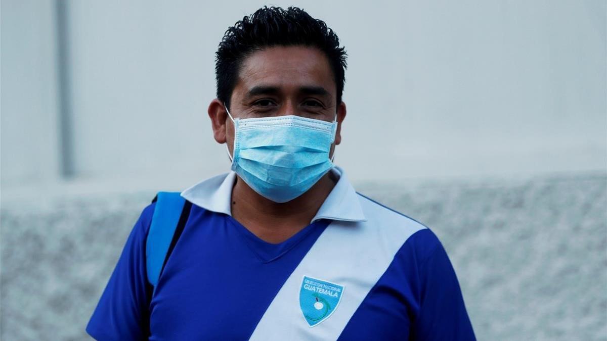 Un trabajador en la calle con la camiseta de la selección de Guatemala.