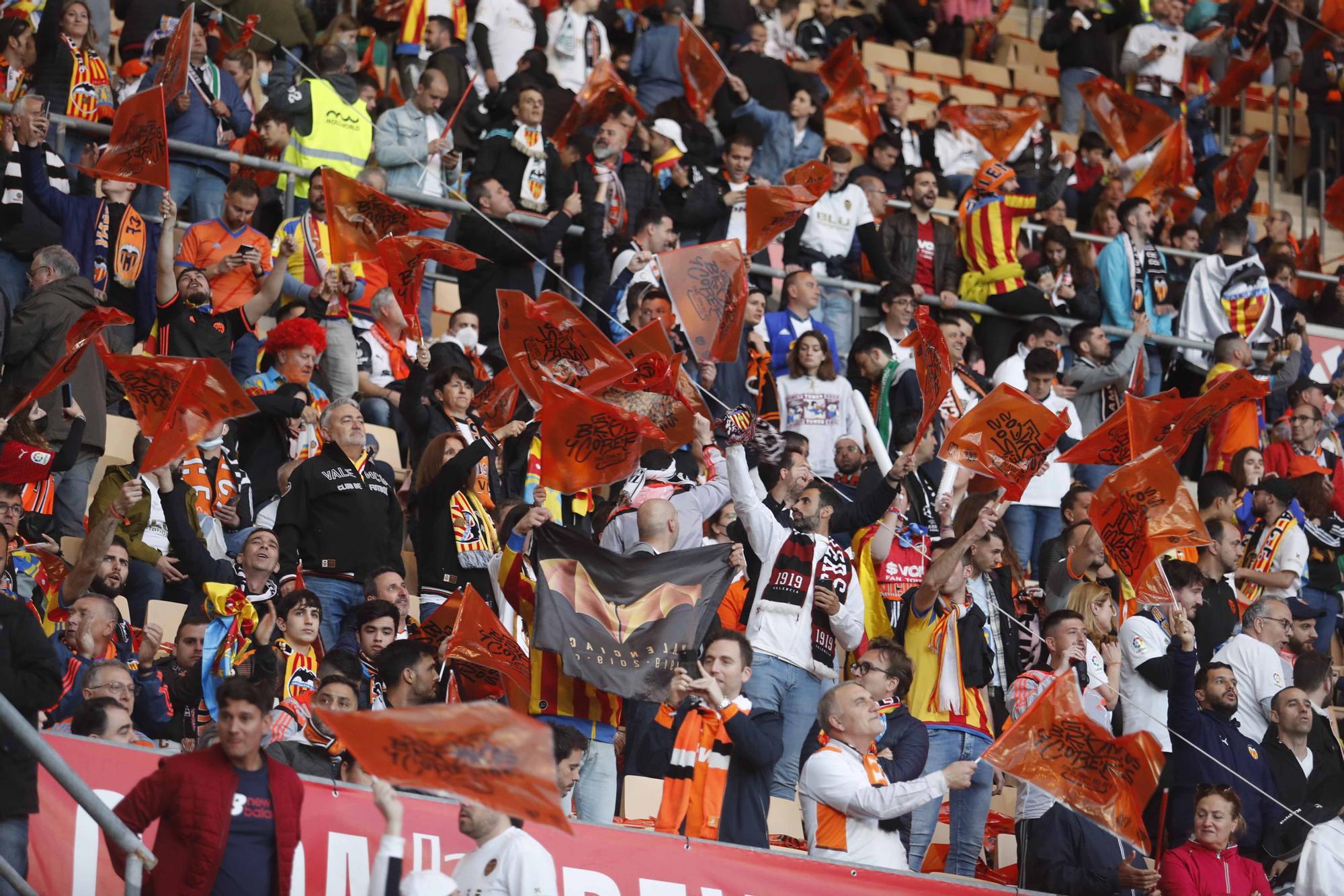 La afición valencianista llena de color el estadio de la Cartuja