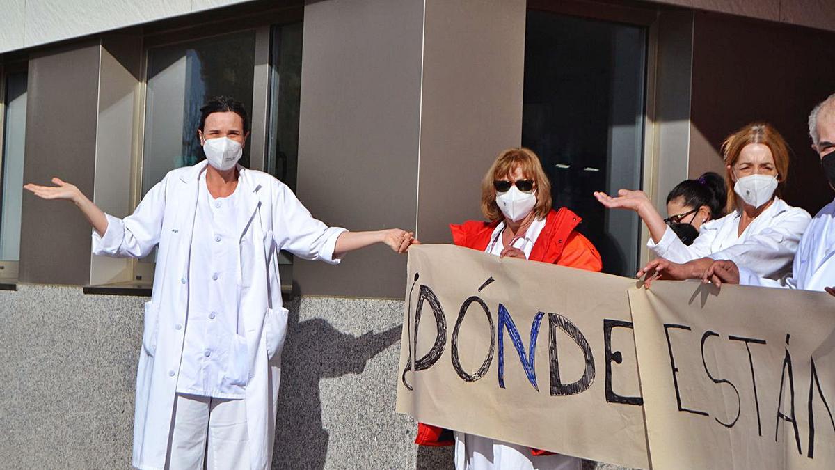 Protesta de los sanitarios, ayer a las puertas del Centro de Salud de Puebla de Sanab ria. | Araceli Saavedra