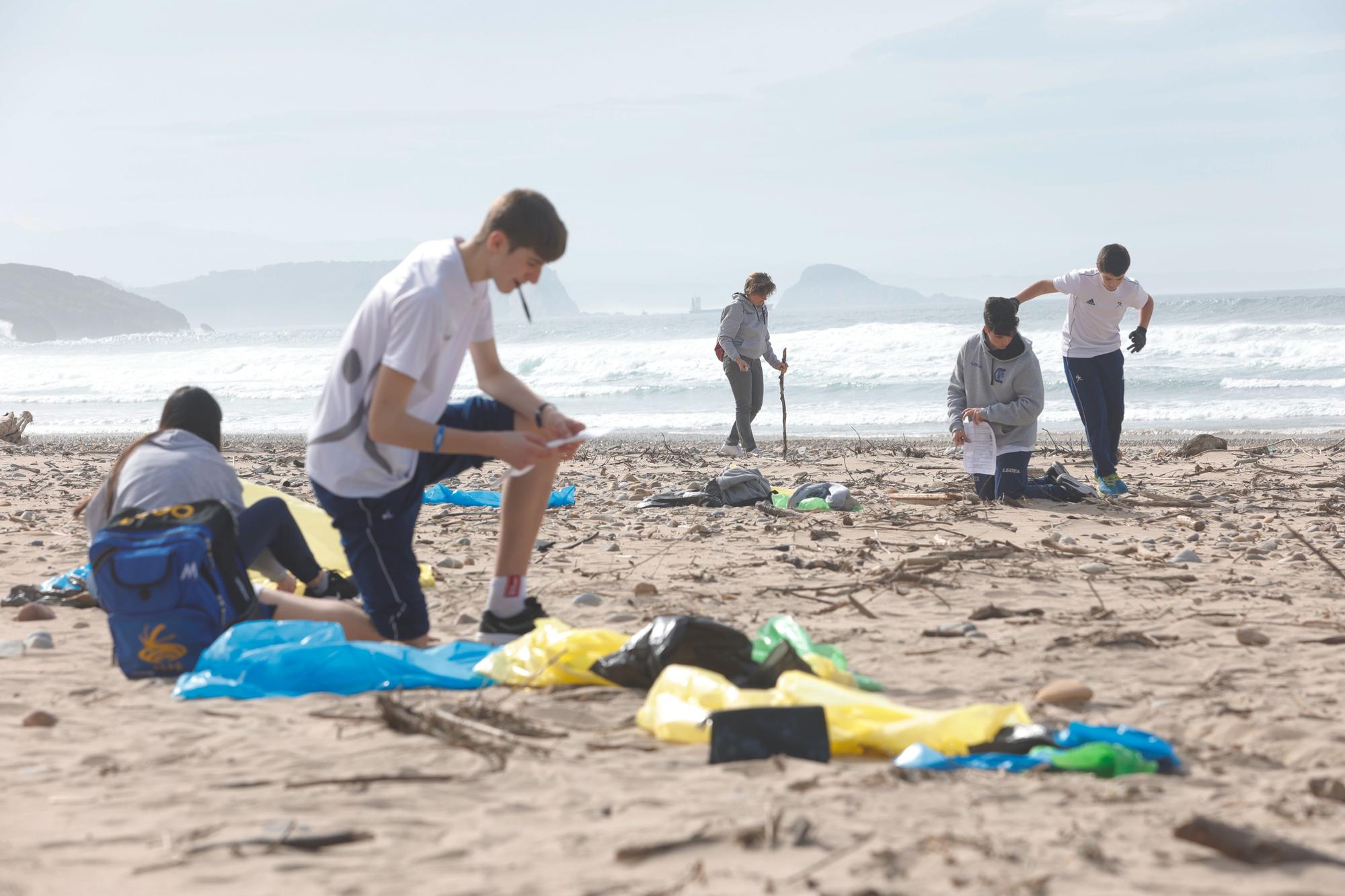 EN IMÁGENES: alumnos del colegio San Fernando limpian la playa de Xagó