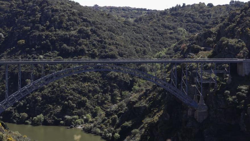 El Puente Pino o Puente de Requejo tras el repintado. | Ana Burrieza