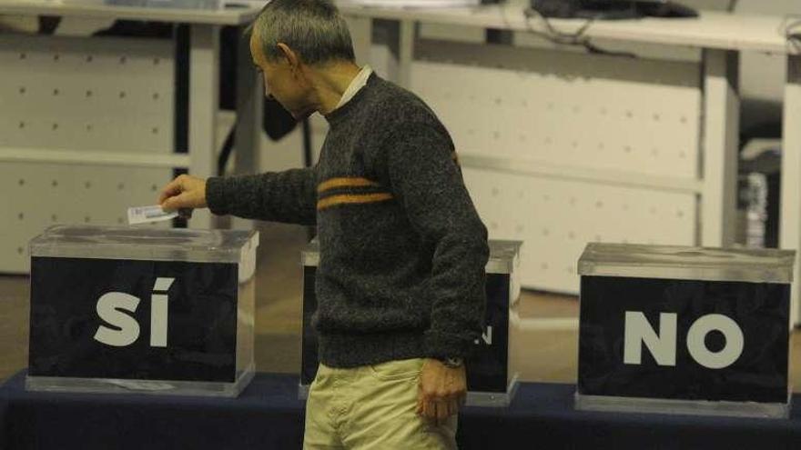 Un accionista, en el momento de depositar sus votos.