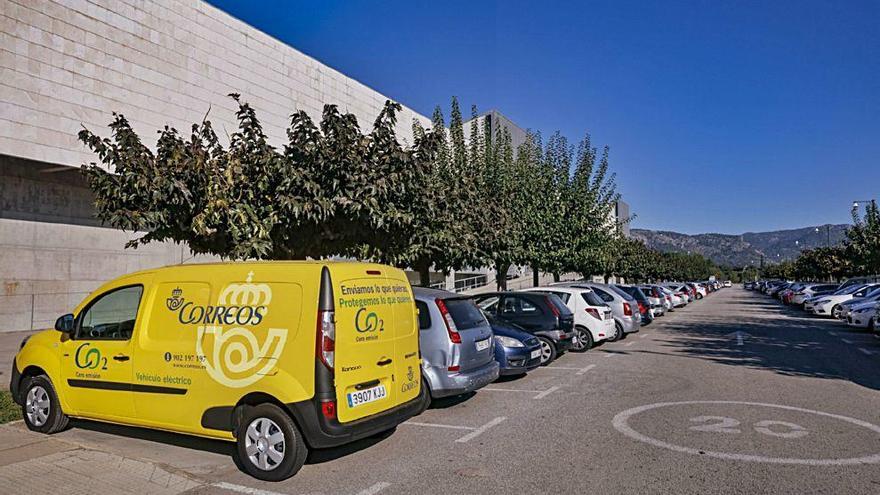 La furgoneta en la que llegaron los exámenes ayer en la UIB.