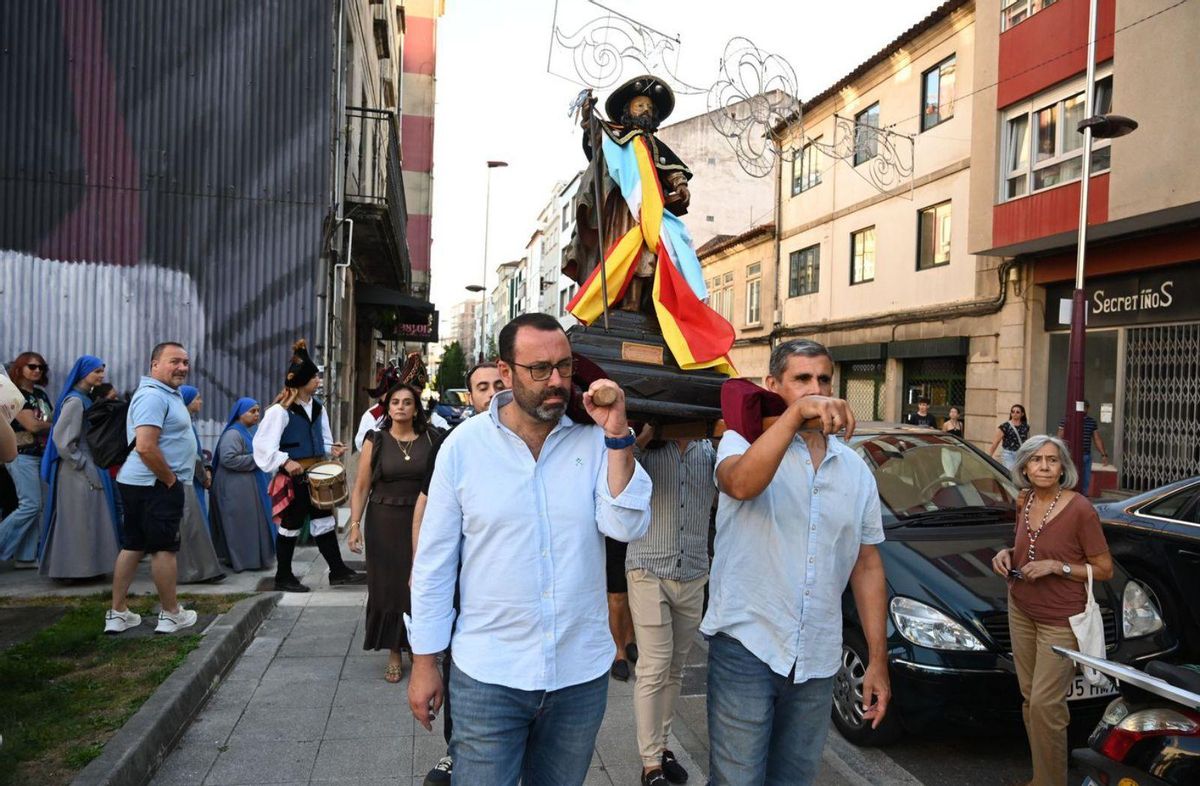 La procesión recorre el barrio camino de A Santiña. | Rafa Vázquez