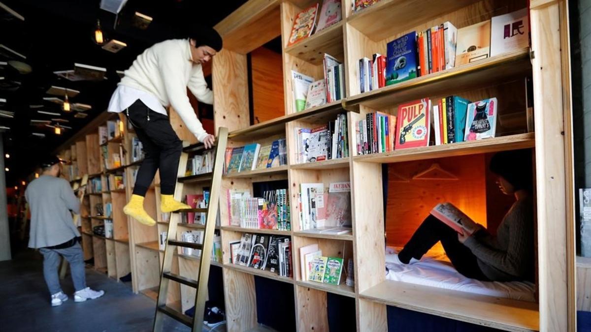 Hotel biblioteca en Tokio.