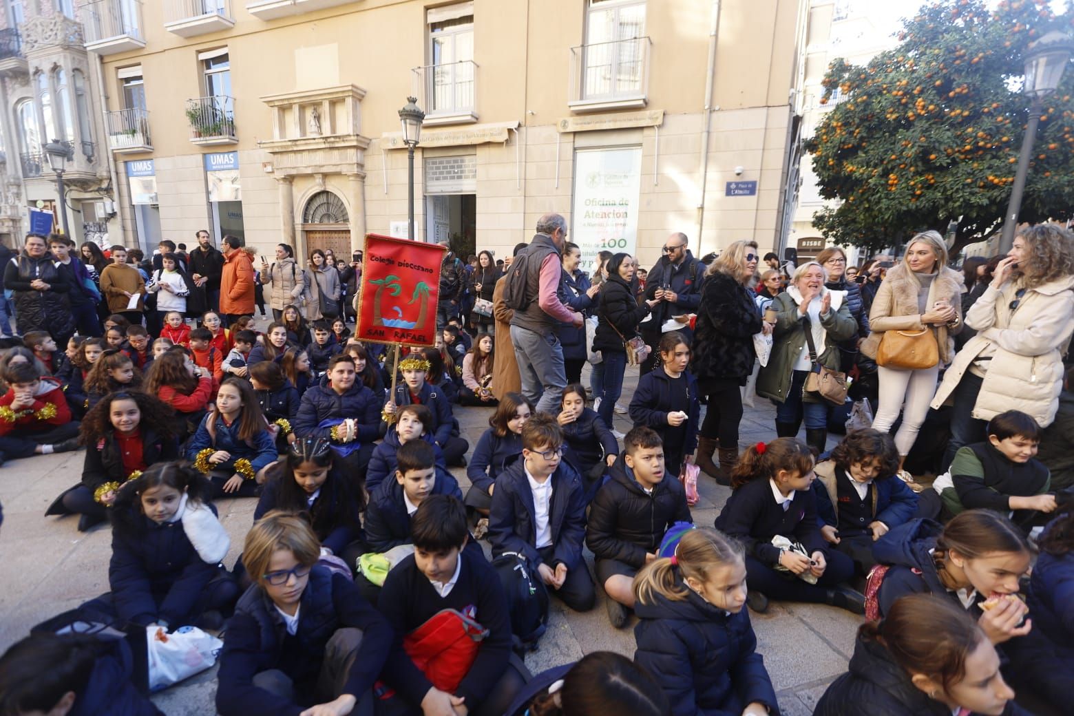 Cerca de 1.500 niños llenan de villancicos el centro histórico de València