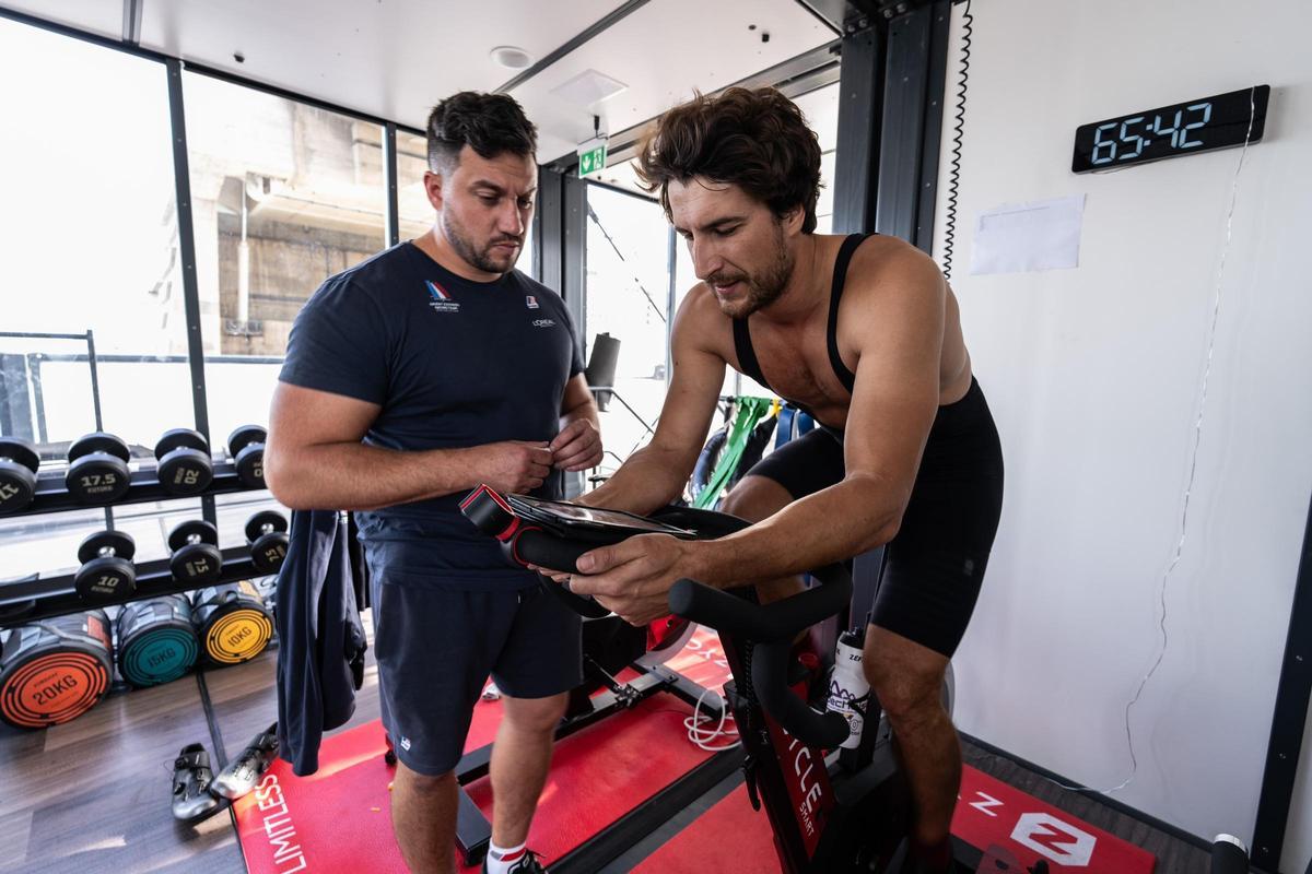 Un 'cyclor' del equipo francés de la Copa América de vela, Orient Express Racing Team.