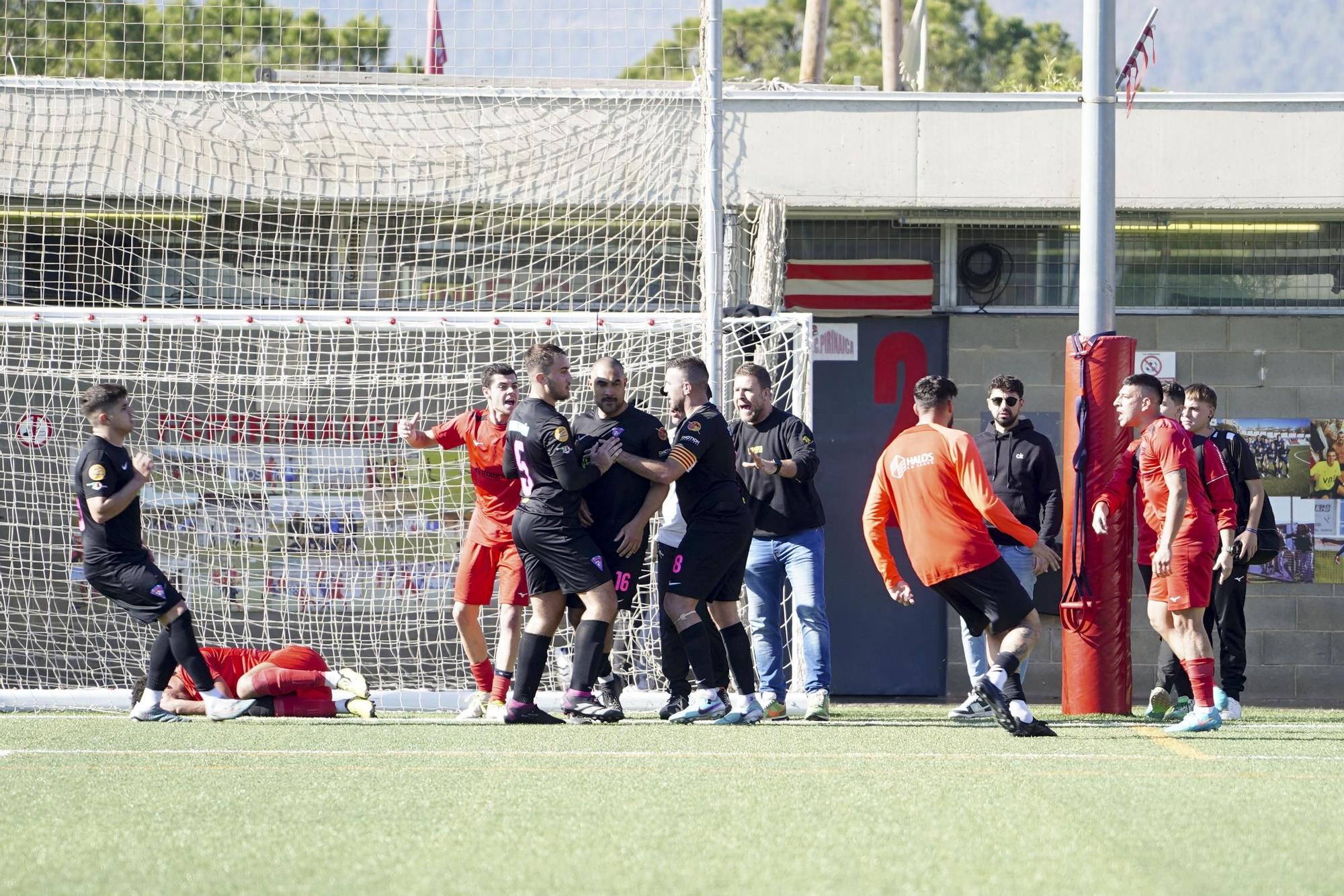 Les imatges de la batussa entre els jugadors de la Pirinaica i el San Juan de Montcada