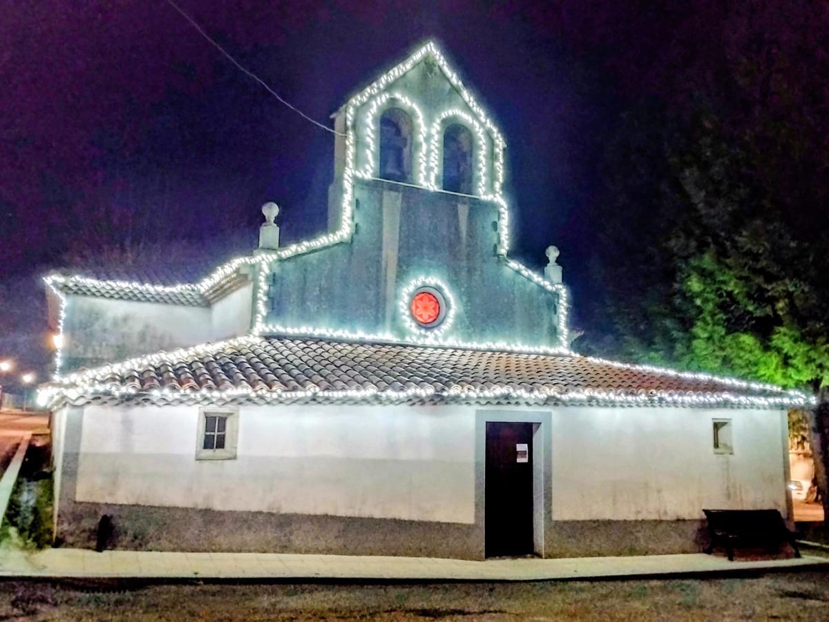 La iglesia de La Espina adornada.