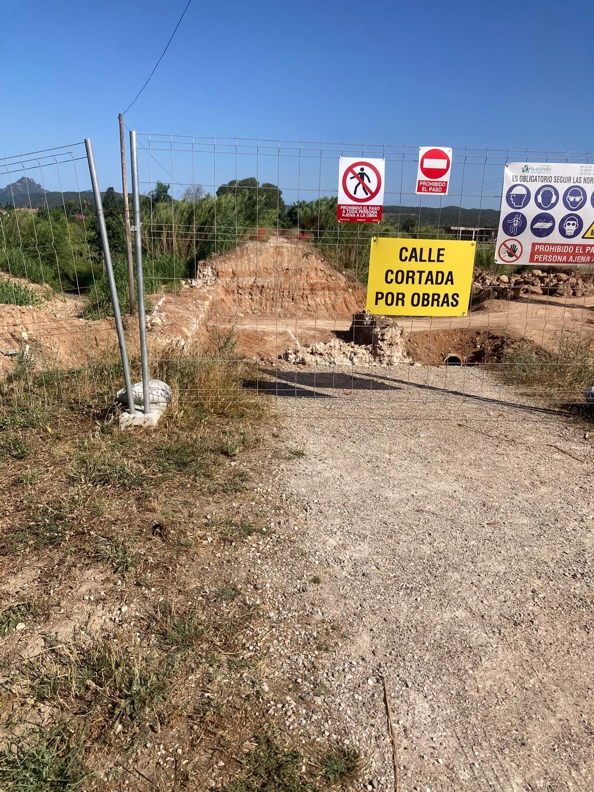 Las obras de construcción del nuevo puente sobre el barranco de la Casella han abierto una brecha en la mota o malecón.